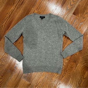 Women’s V-neck Cashmere Sweater size M